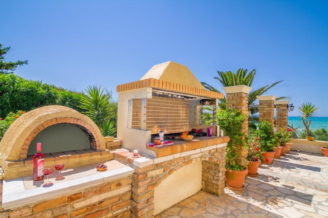 Beachfront Villa Victoras - With Private Beach シダリオン エクステリア 写真