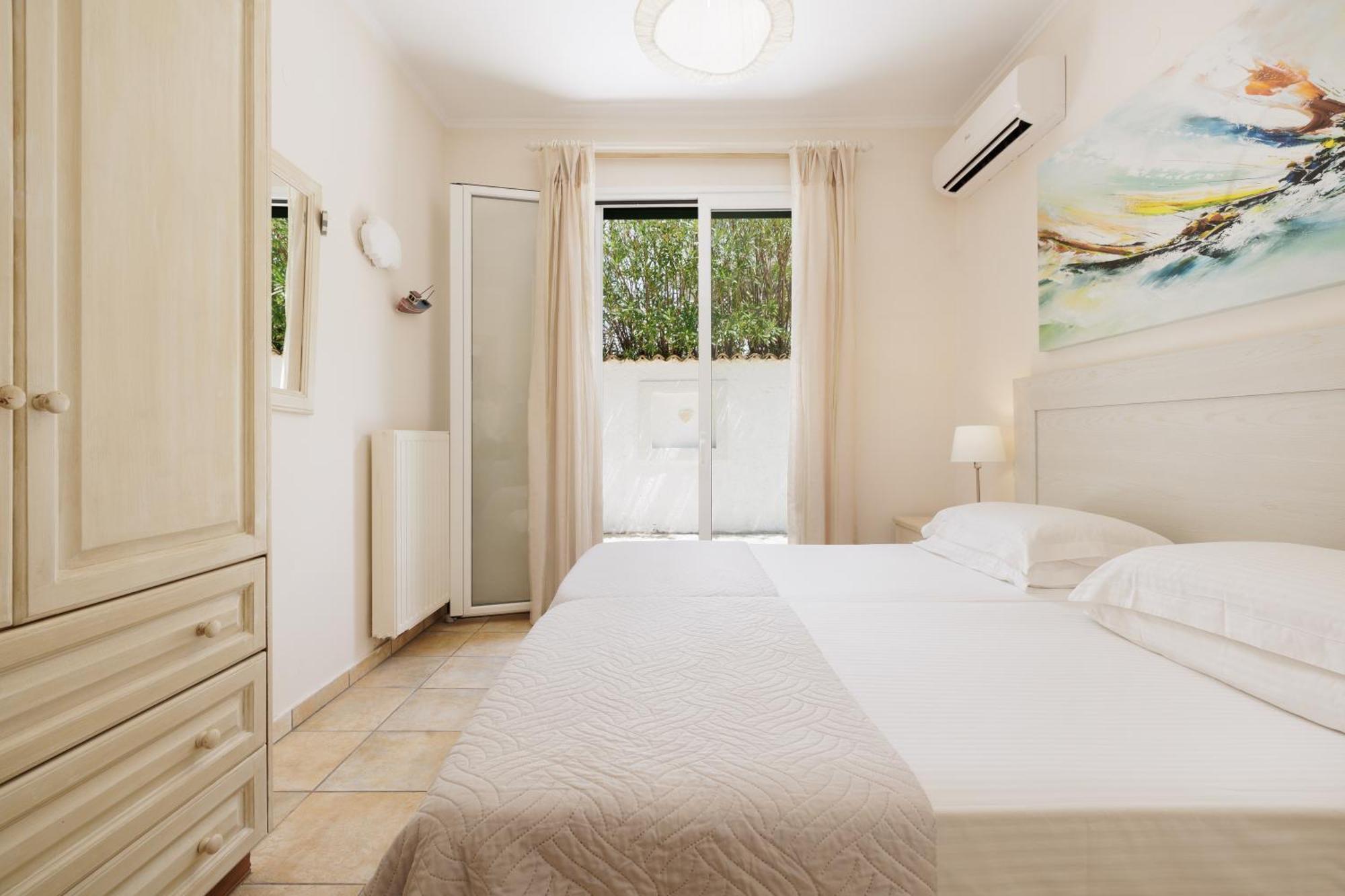 Beachfront Villa Victoras - With Private Beach シダリオン エクステリア 写真