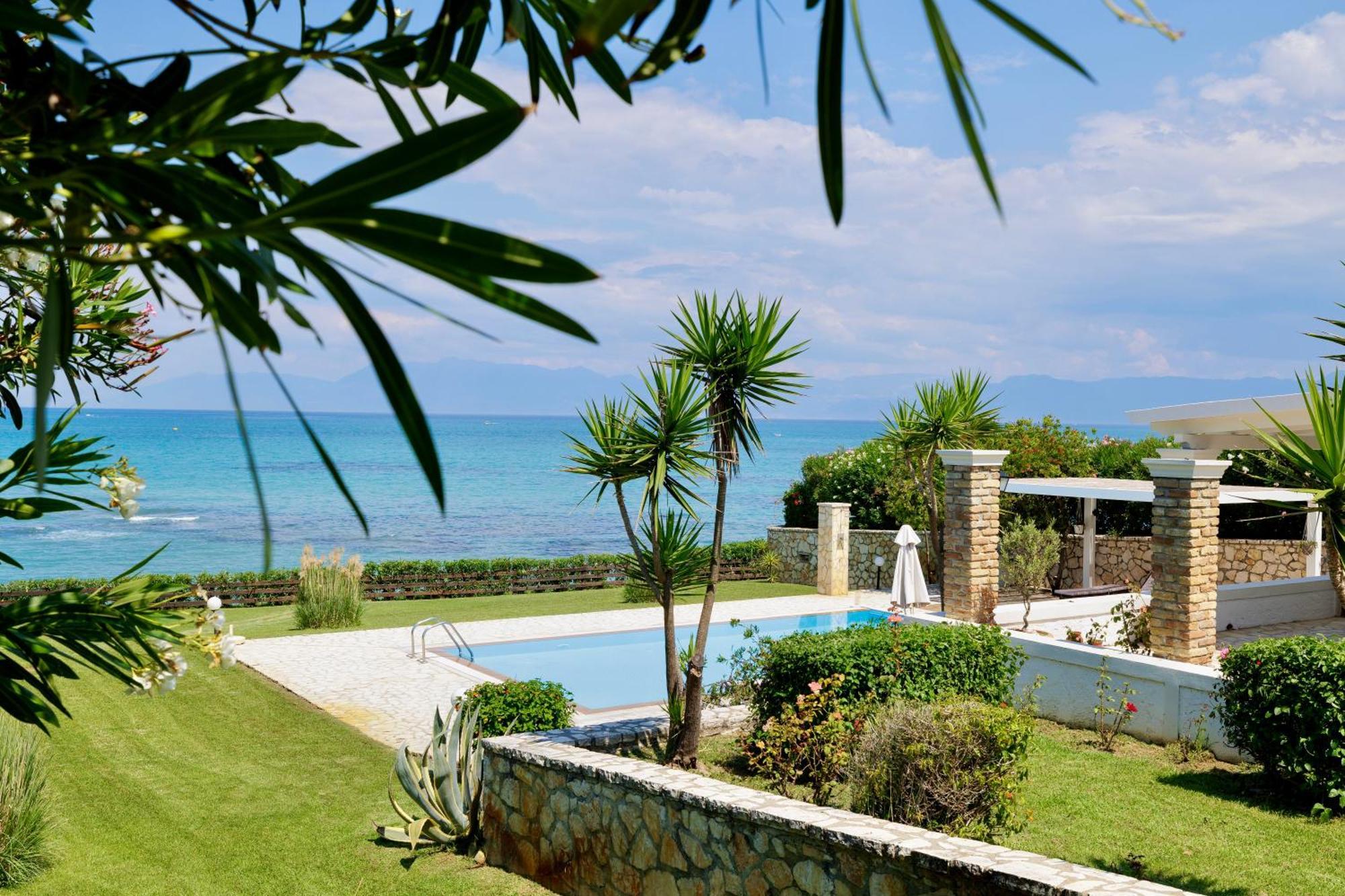 Beachfront Villa Victoras - With Private Beach シダリオン エクステリア 写真