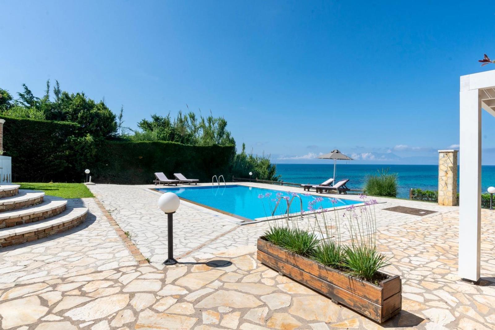 Beachfront Villa Victoras - With Private Beach シダリオン エクステリア 写真