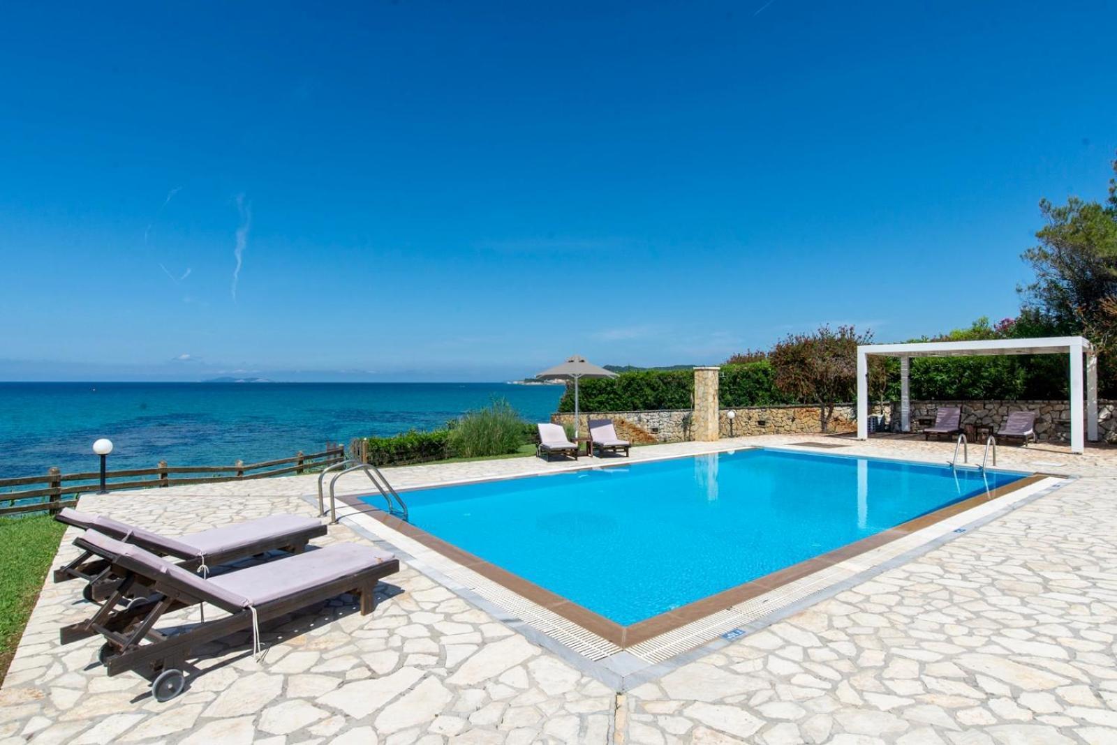 Beachfront Villa Victoras - With Private Beach シダリオン エクステリア 写真