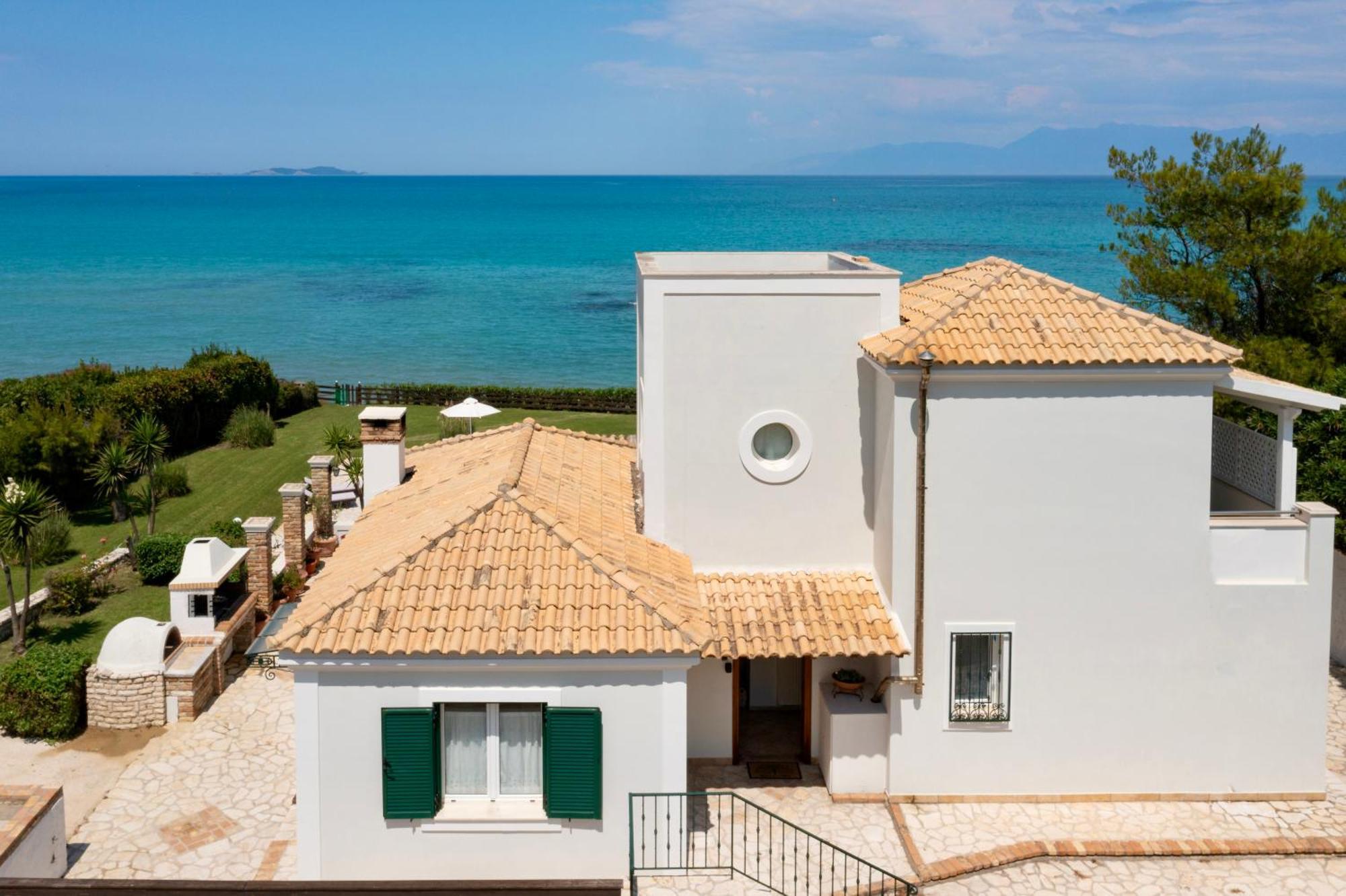 Beachfront Villa Victoras - With Private Beach シダリオン エクステリア 写真
