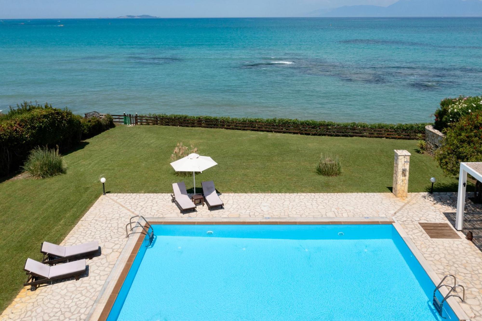 Beachfront Villa Victoras - With Private Beach シダリオン エクステリア 写真