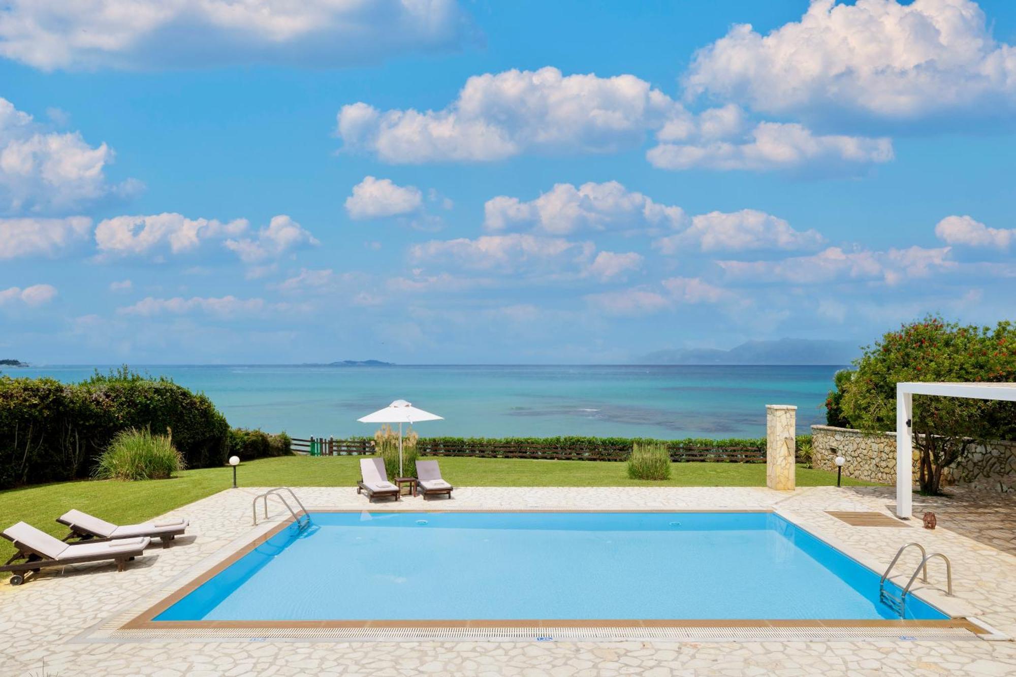Beachfront Villa Victoras - With Private Beach シダリオン エクステリア 写真