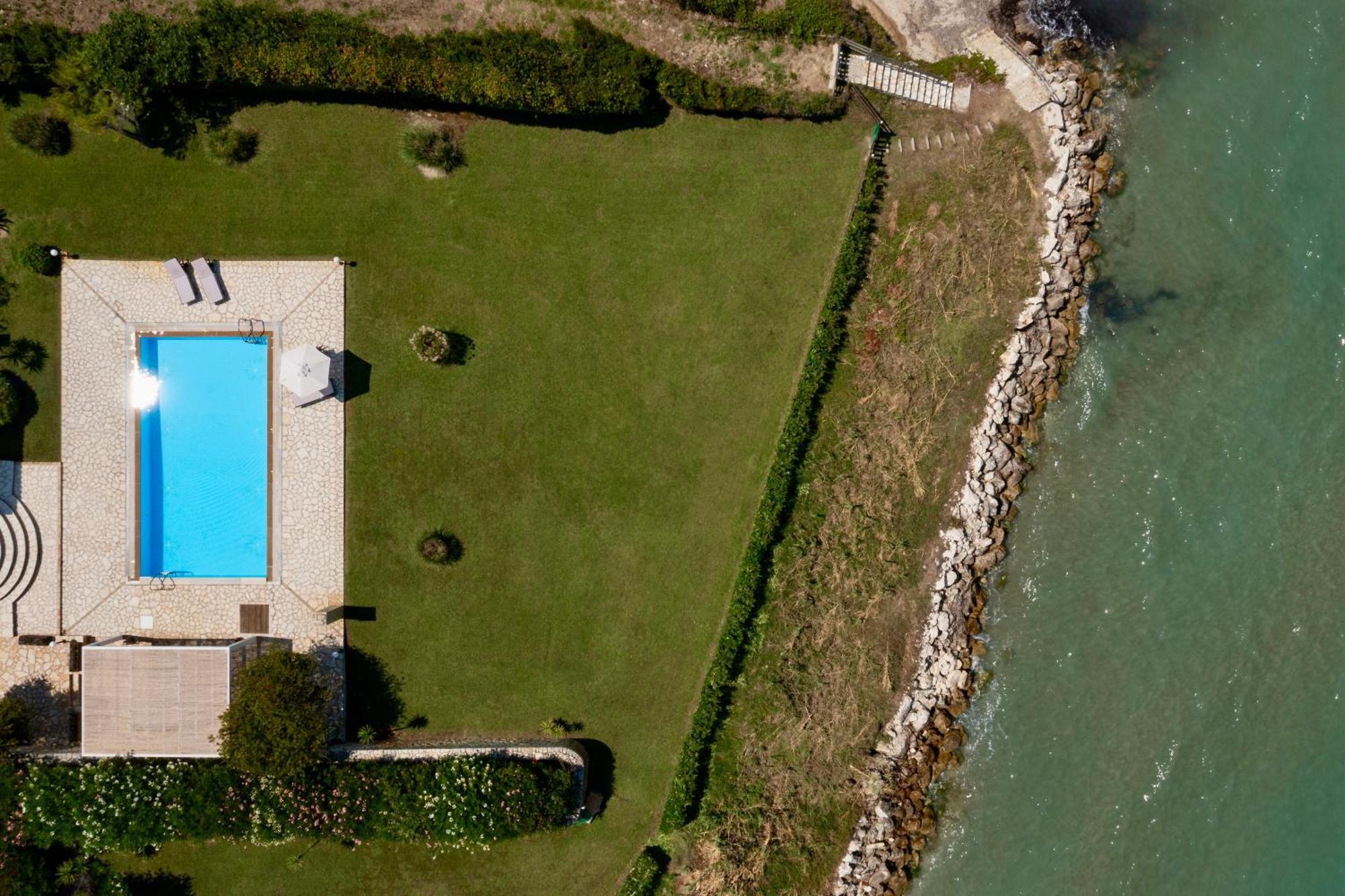 Beachfront Villa Victoras - With Private Beach シダリオン エクステリア 写真